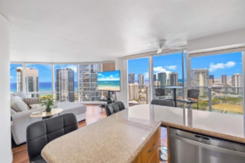 Ala Moana Condo | Beach, City lights and Mountain Views 180 degrees view & centrally located