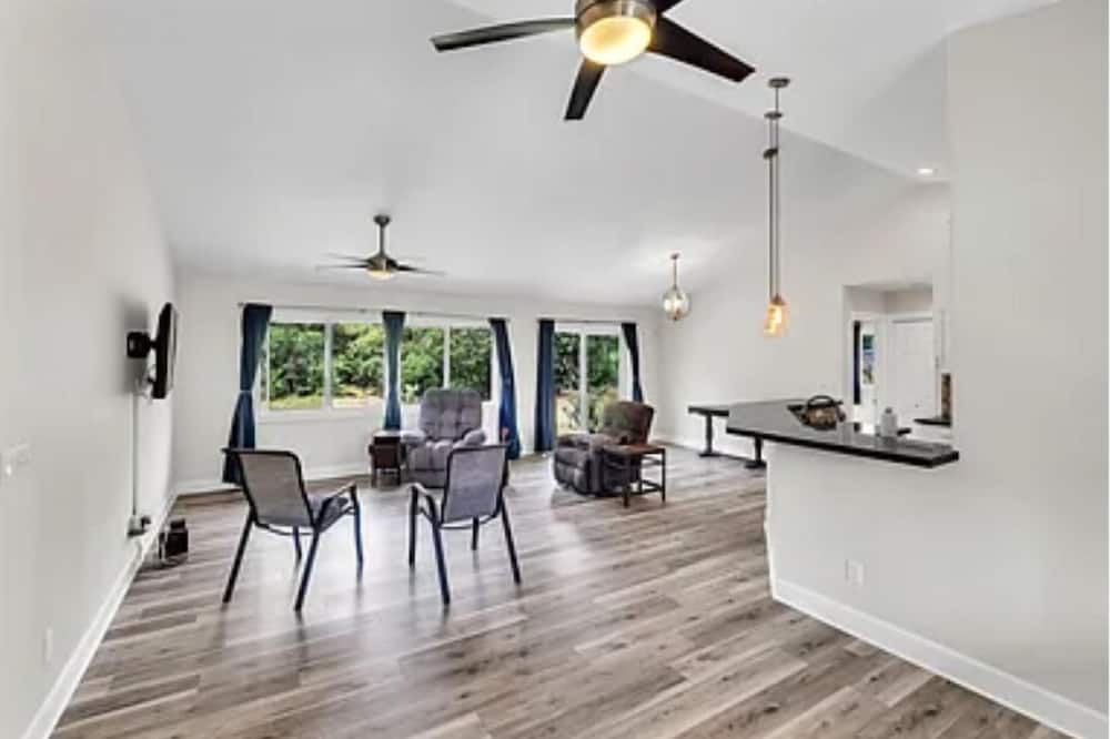 Keaau Apartment | Cozy studio in Keaau only pet friendly studio available.
