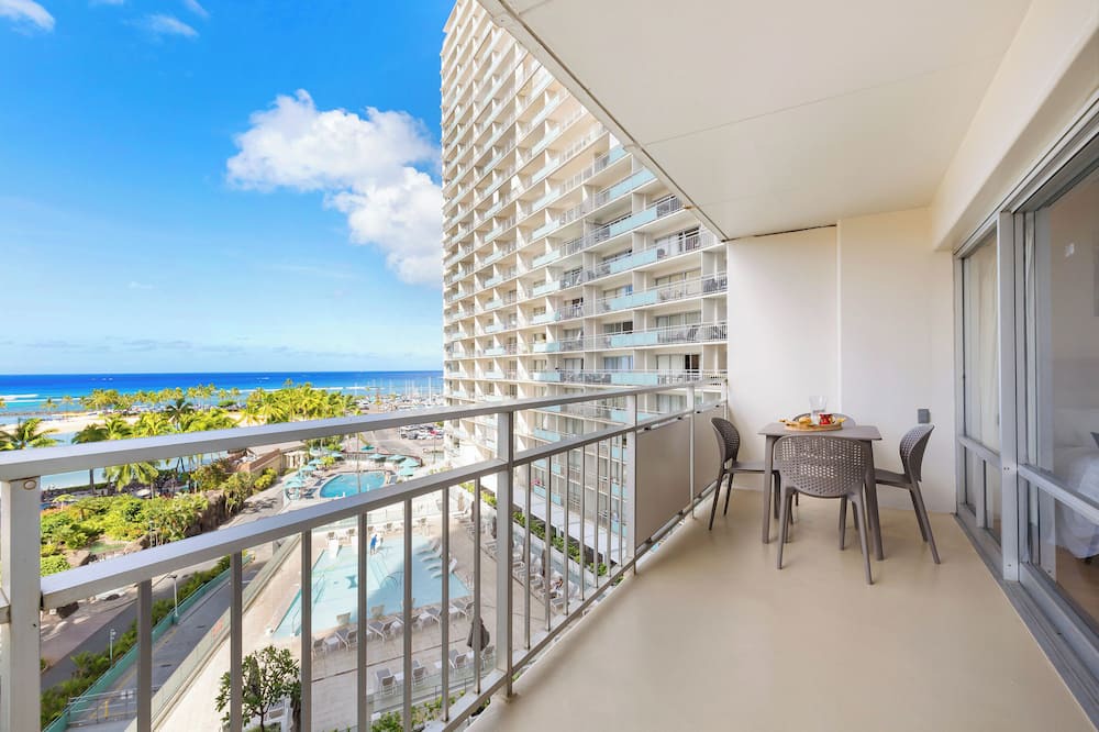 Waikiki Condo | Skyline-Lagoon and Fireworks Magic from the Ilikai w/Top-Tier Amenities