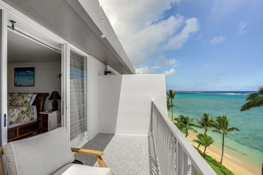 Punaluu Condo | Beachfront Penthouse w/3 Lanais on O’ahu!