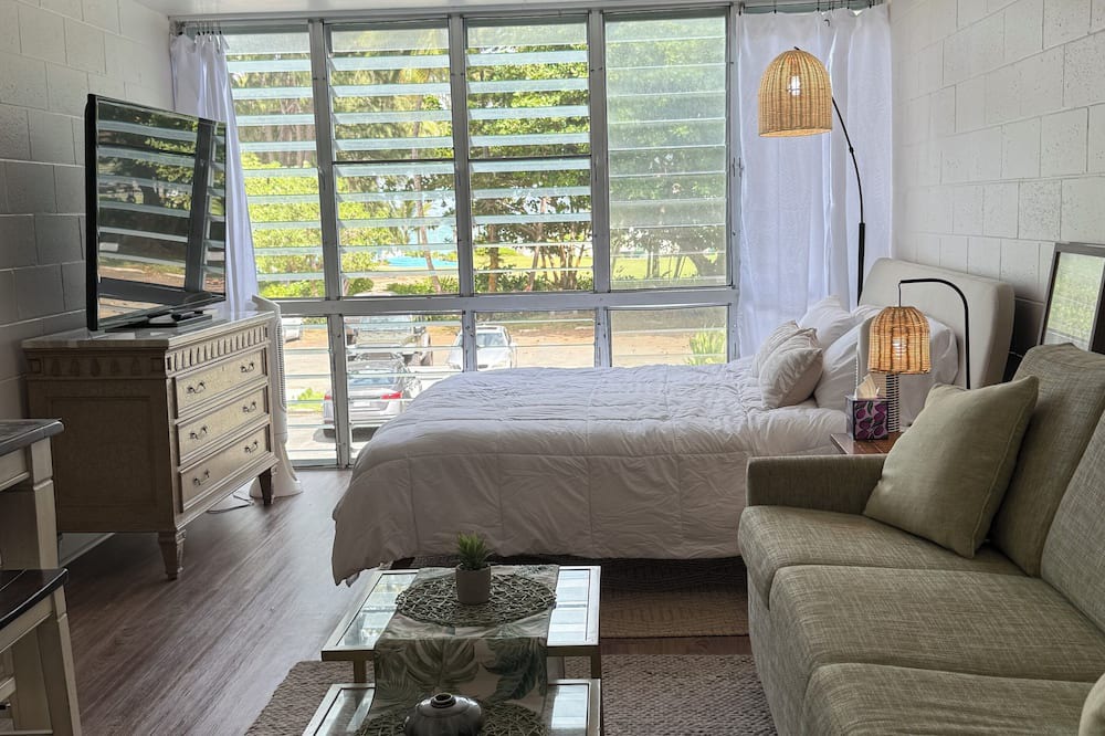 Punaluu Apartment | Steps to the ocean: Beachfront King Bed WiFi + Parking