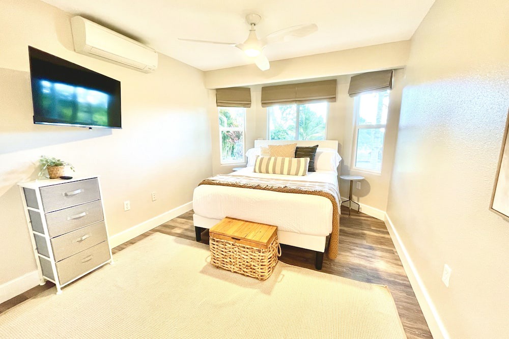 Hakalau House | Hakalau, Hilo- Big Island Luxury - 3000+ SqFt. 4 Bed 4 Bath. Beach Close.