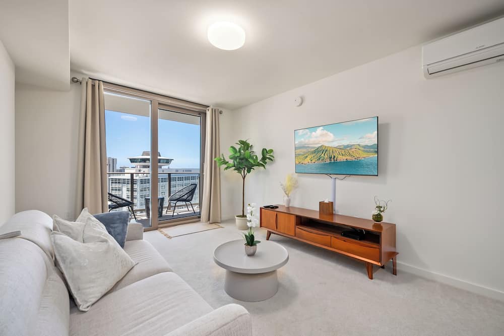 Ala Moana House | Top-Floor Lanai + Soaking Tub | Pool + Sauna + Walk to Beach | Aloha Heights