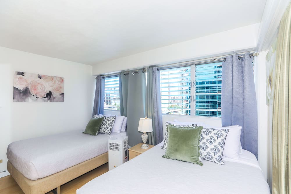 McCully - Moiliili Condo | Cozy Spacious 2Bedroom 1 Bathroom, close to BEACH and FREE Parking!