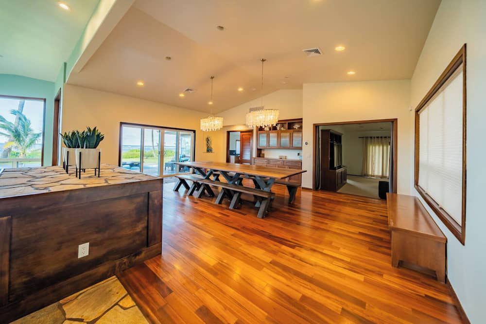 Hauula House | Spacious 6-bedroom beachfront estate with hot tub, AC, near shopping center