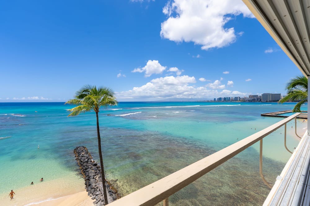 Diamond Head - Kapahulu - St. Louis Condo | Kaimana Surf Luxe by Gather: Beachfront 1BR w/A/C, Views & Dining