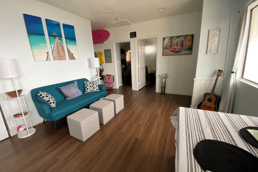 Nanakuli House | Oceanview 1-bedroom house with WiFi and AC in Waianae Foot Hills for long stays.