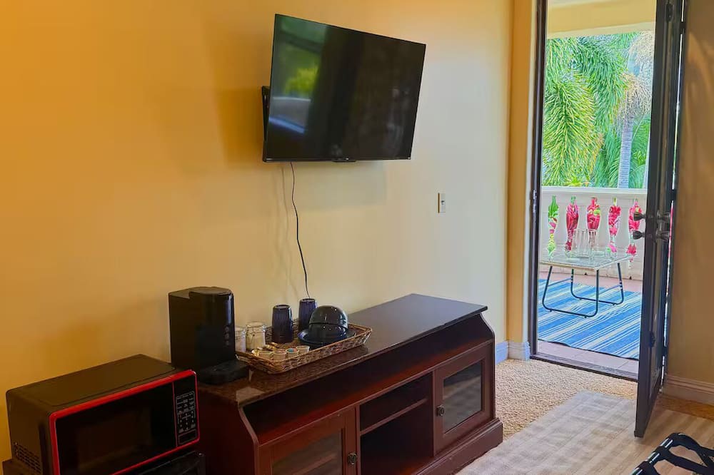 Pepeekeo Apartment | Tropical 1BR Hideaway w/Balcony near surf Beaches