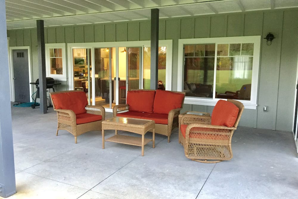 Keaau House | Gorgeous Home on Landscaped Acre-2BR/2BA