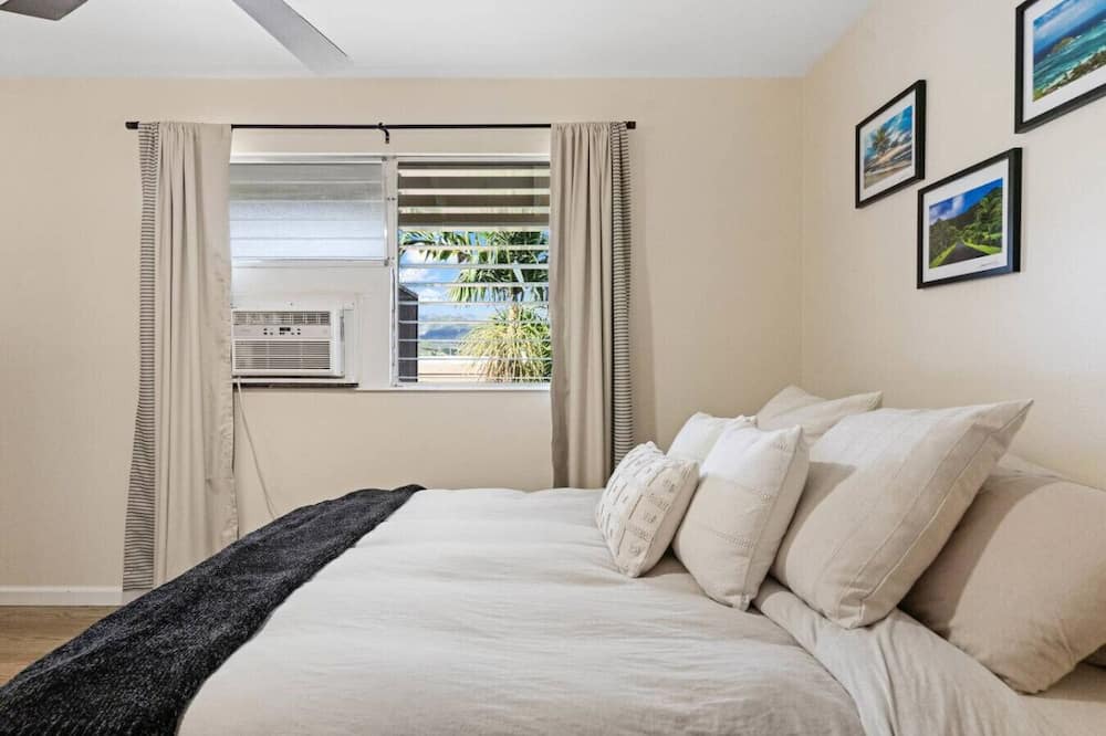 Enchanted Lake Apartment | Downtown Kailua Steps to shops W/D Parking