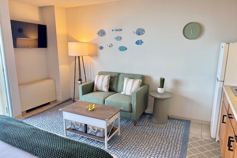 Hilo Apartment | Hilo Studio Retreat with Gorgeous Park View, AC, WiFi, Pool
