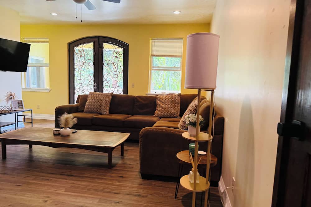 Hakalau Apartment | Charming & Comfy Oceanfront Gem views -Balcony