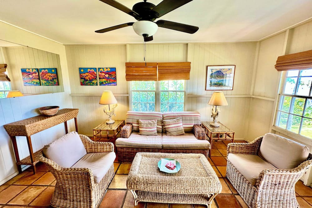 Kekaha House | Wonderful 3 bedroom for 6 ocean view Kekaha home!