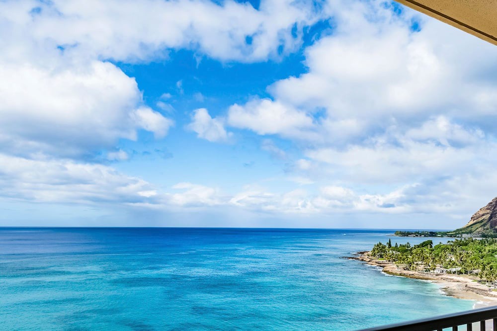 Makaha Condo | Corner Oceanfront 1BR Condo w/Private Lanai