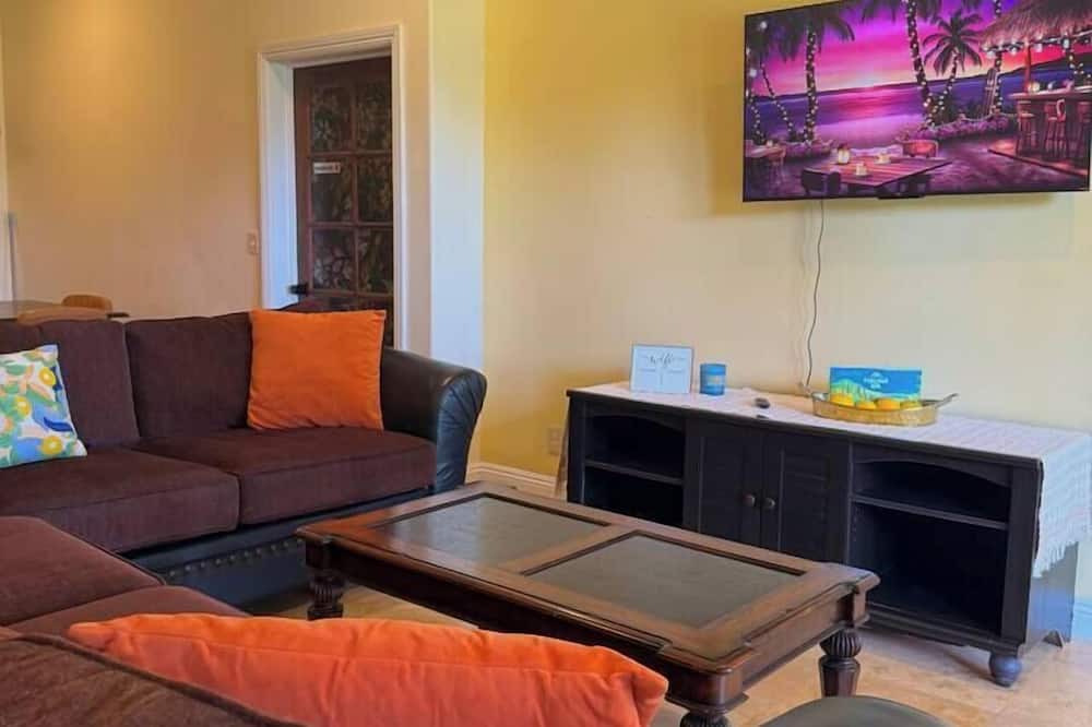 Hakalau Apartment | Cozy Oceanfront Escape Sleeps 7