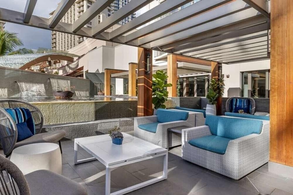 Waikiki Condo | Waikiki | Couples Hawaii Beach Trip | Pool + Beach