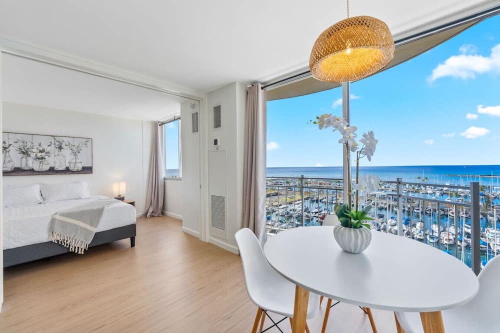 Waikiki Apartment | *Oceanfront Renovated Getaway in Waikiki