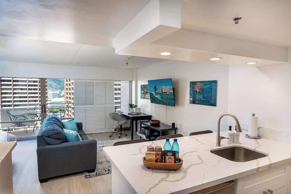 Waikiki Apartment | High Floor, Drink Station, 2 Pools & Free Parking!