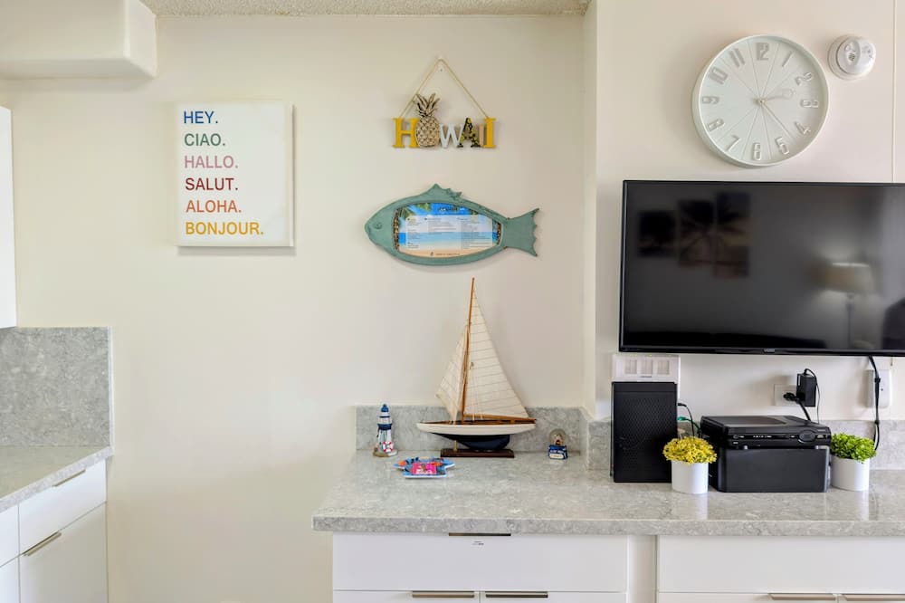 Waikiki Condo | Part Ocean View, Beach Theme 23rd Fl, Free Parking with WiFi, AC