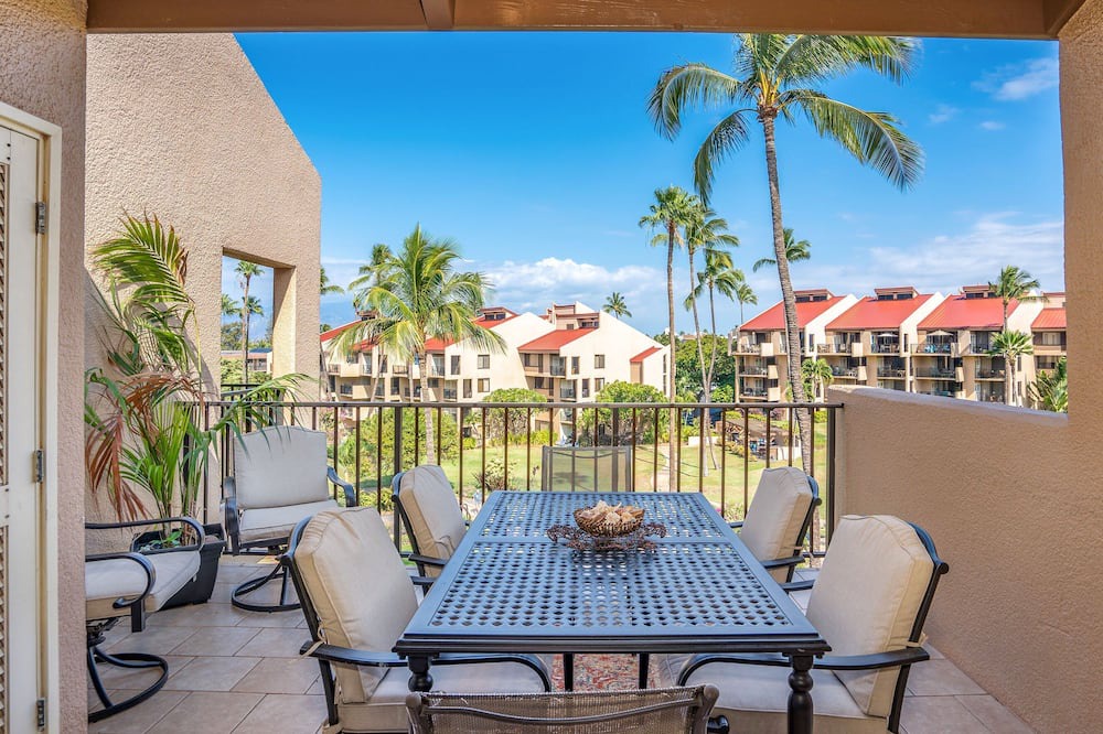 Kihei Condo | Kamaole Sands 7-405: Stunning Renovation, Large Lanai, Ocean View, Full Split AC