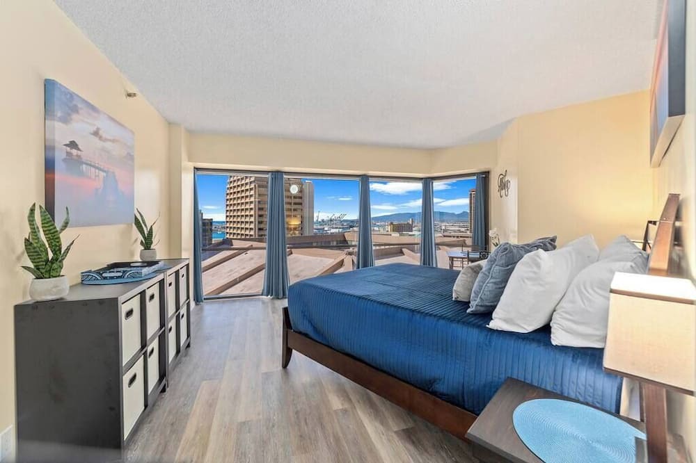 Downtown Honolulu Condo | 16th Fl Executive Center 1BR Condo | Parking | Pool | City View