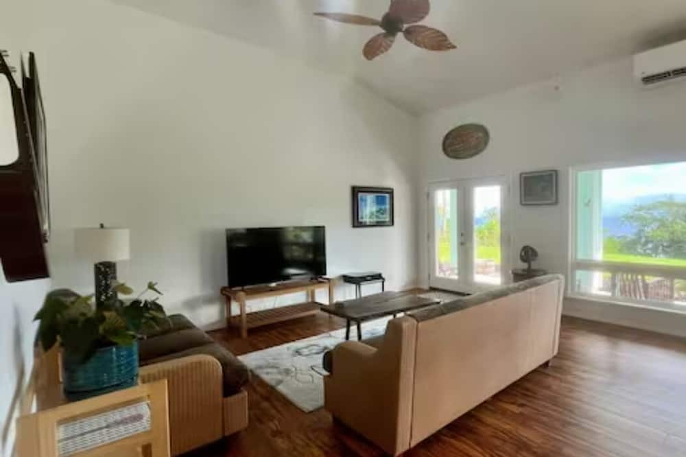 Papaikou House | Charming Oceanfront 2-bedroom house in Papaikou with WiFi and AC