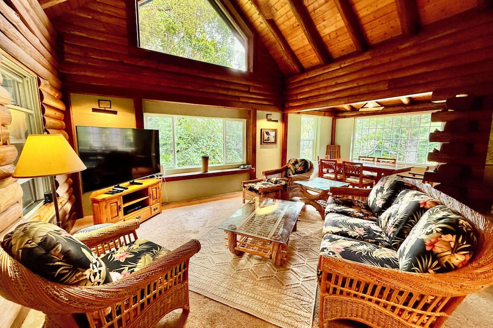 Makawao House | PERMITTED Charming LOG HOUSE Farm Stay! Upcountry Maui. Magical and Peaceful!