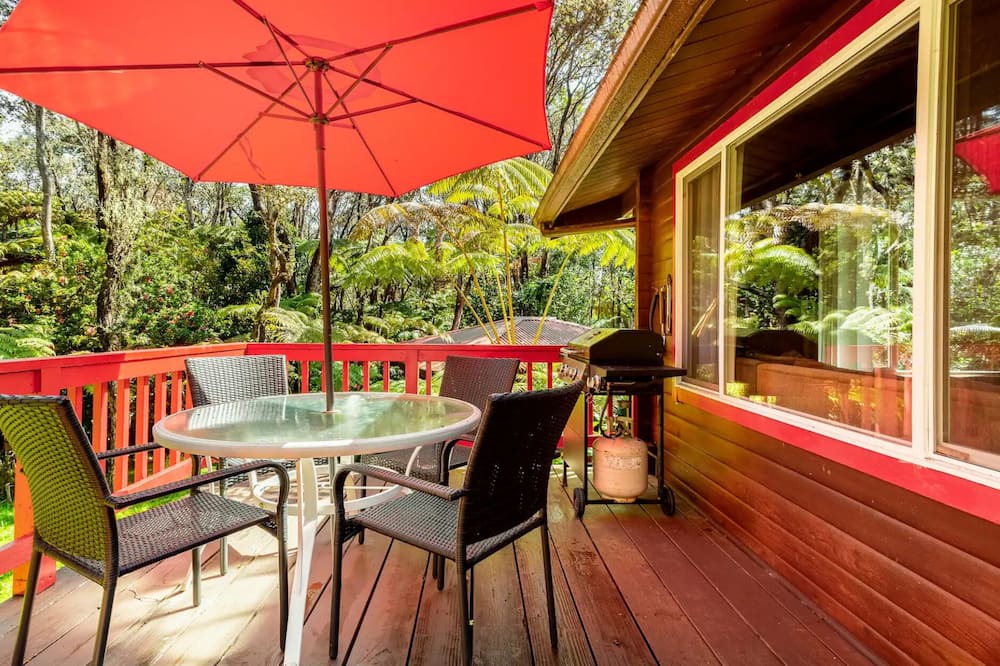 Volcano Cabin | Cozy Cabin in Volcano Village minutes from Volcano Park entrance.