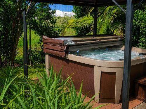 Pauwela Apartment | Private Hot Tub Lanai + Full Kitchen