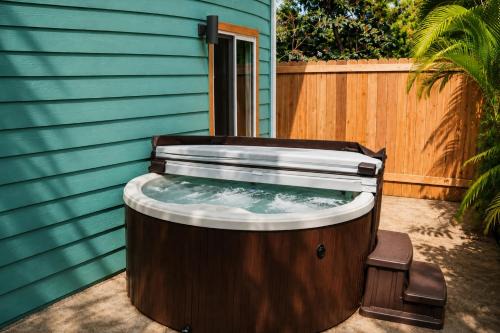 Pauwela Apartment | Private Hot Tub Lanai + Full Kitchen
