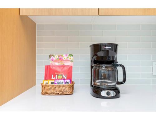 Waikiki Apartment | Skyline-Lagoon and Fireworks Magic from the Ilikai wTop-Tier Amenities