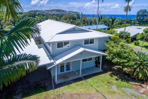 Honomu House | Akaka Falls 6BR Ocean View Retreat with Hot Tub