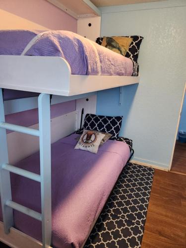 Wailuku Apartment | Downtown Wailuku Twin Wall Bunks + AC