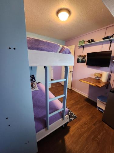 Wailuku Apartment | Central Maui Studio Wall Bunks + Kitchenette