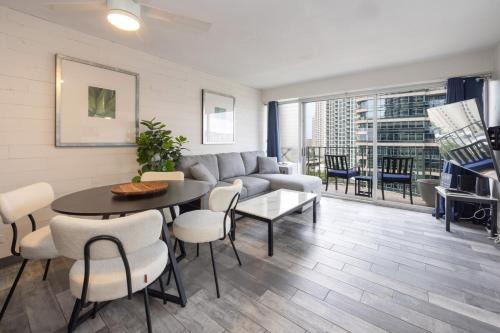 McCully - Moiliili Apartment | Beautiful 2 Bedroom Waikiki condo,Free Parking, Sleeps 6
