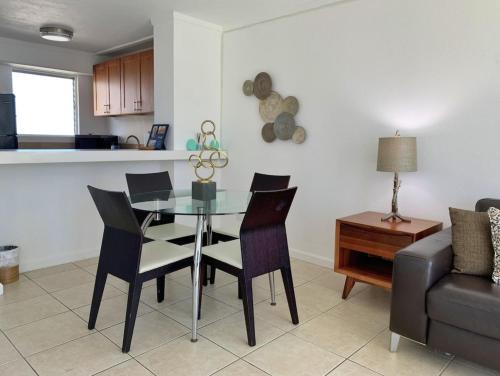 McCully - Moiliili Apartment | Vacation Rental Suites at Royal Aloha