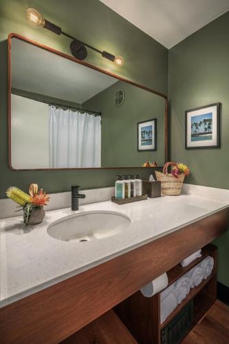 Historic Kailua Village Hotel | PACIFIC 19 Kona