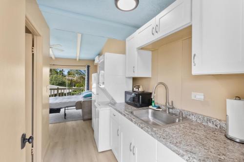 Keaukaha House | Ocean View 1BR Balcony Near Beaches & Downtown