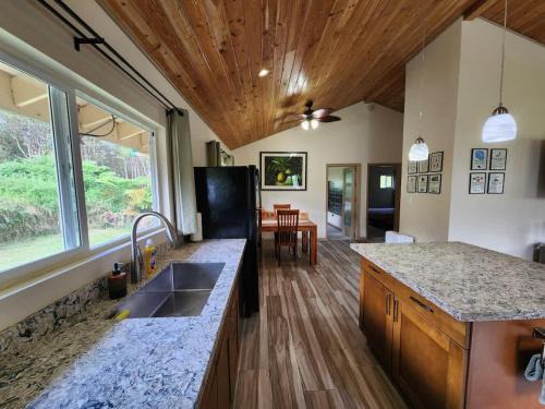 Mountain View House | Family Friendly Oasis- Firepit-Puzzles-Breakfast