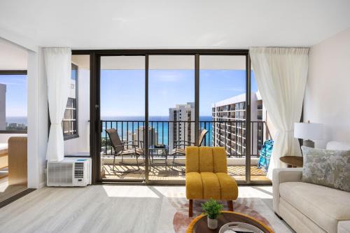Waikiki Apartment | Ocean-view 36th floor lanai with pool & parking