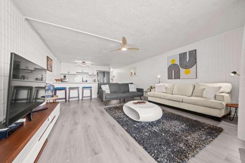 Punaluu House | Beachfront Condo with Ocean View