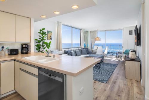 Waikiki Apartment | Ilikai Collection 12 Corner Oceanfront condo