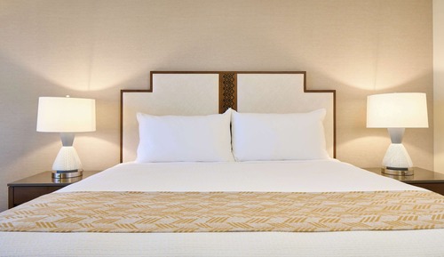 Premium Room, 1 King Bed, Courtyard View