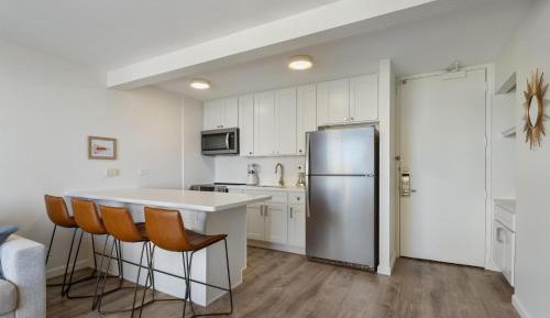 1 Bedroom Premium Fully Renovated City View w/ Kitchen 
