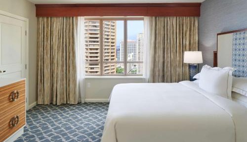 One-Bedroom King Suite with Partial Ocean View