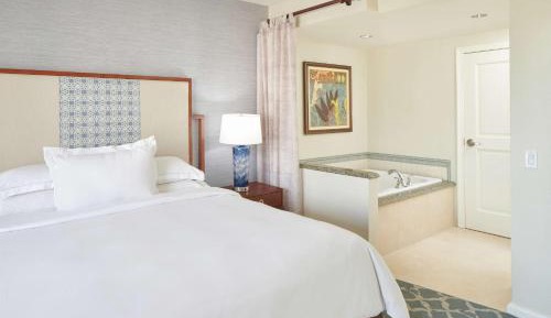 One-Bedroom King Suite with Resort View