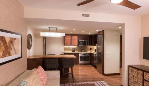 One-Bedroom Suite with Two Double Beds and Mountain View