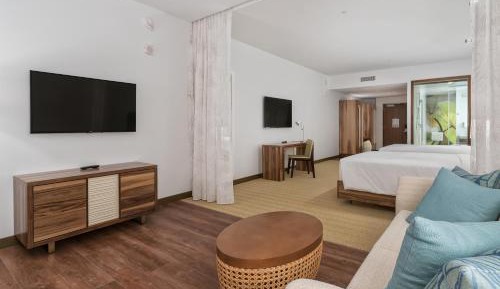 Queen Suite with Two Queen Beds and City View