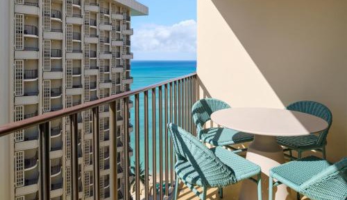 Club Partial Ocean View 1 King Bed 