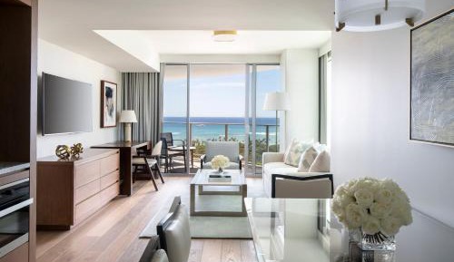 Deluxe Corner Suite with Ocean View 
